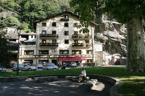 Crimea Wine Hotel Chiavenna Ngoại thất bức ảnh